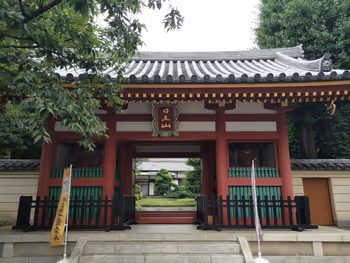 高円寺駅長仙寺 境内の休憩場所その1