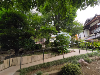 高円寺駅長仙寺 境内の休憩場所その4