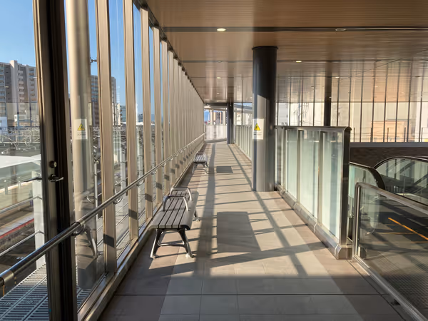 西口 自転車駐輪場へと繋がる通路の写真3