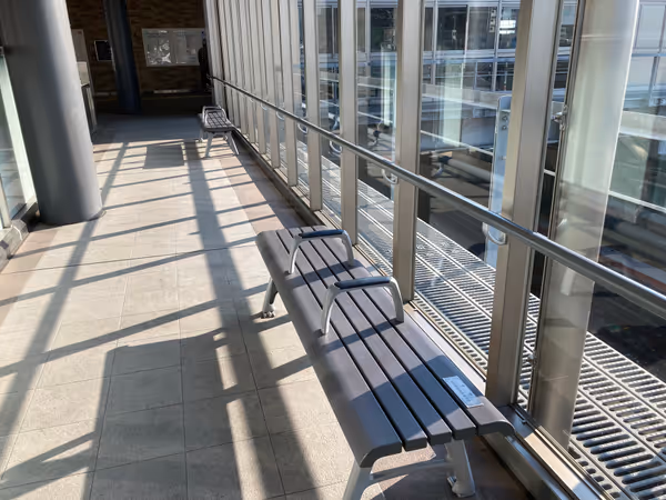 西口 自転車駐輪場へと繋がる通路の写真2