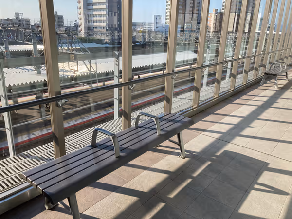 西口 自転車駐輪場へと繋がる通路の写真1