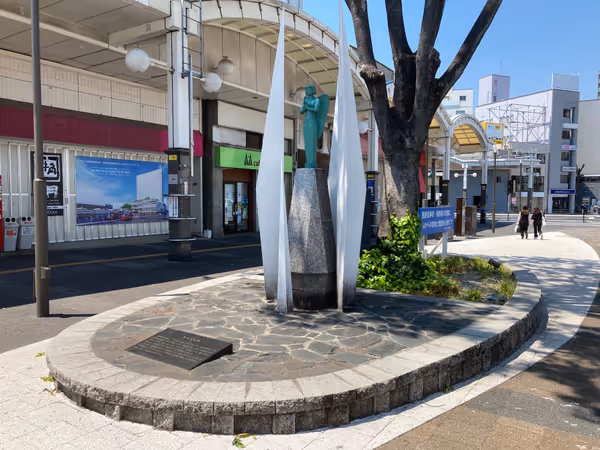 西口 cafe884前の少女の銅像周囲の写真3