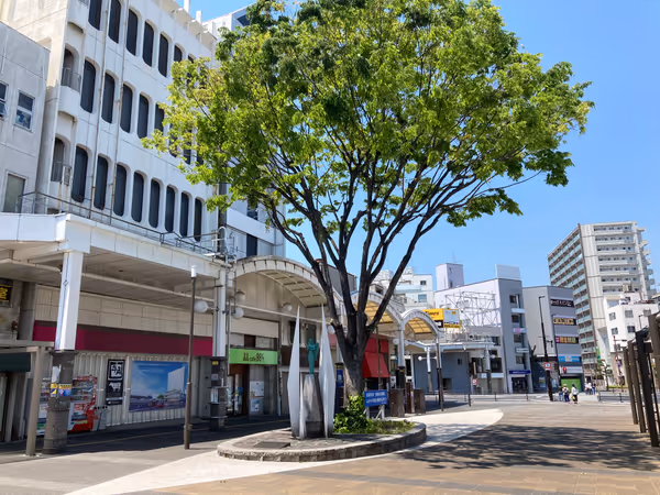 西口 cafe884前の少女の銅像周囲の写真1