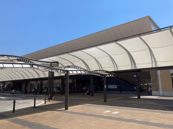 西口 cafe884前の少女の銅像周囲の写真2