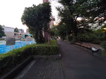 메구로역 메구로 구민 센터 야외 수영장 옆 휴게 장소 1