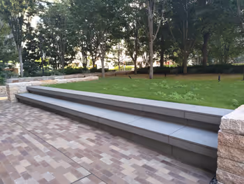 【内幸町駅】フォートタワー前の休憩場所