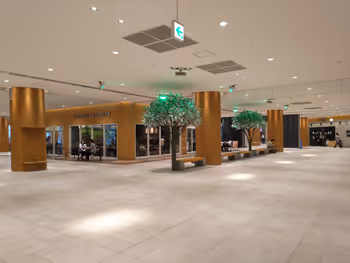 さいたま新都心駅けやき広場1F スタバ付近の休憩場所その1