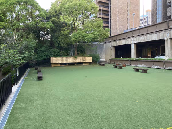 Photo of Hyogo Prefectural Government Building Station | In front of Hyogo Prefectural Government Building No. 2, Artificial Turf Plaza at the Prefectural Oasis | Rest Spot 1
