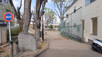 早稻田車站早稻田公園的休息場所其1