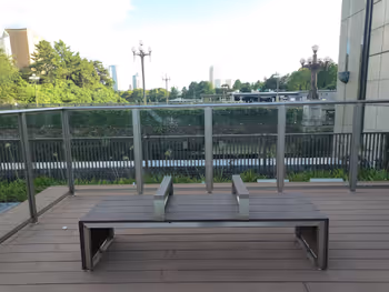 四ツ谷駅アトレ横 屋上庭園の休憩場所その3