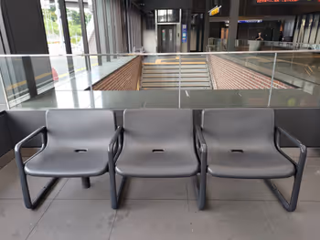 羽澤橫濱國大站剪票口旁的休息區其三