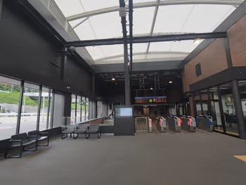 羽澤橫濱國大站剪票口旁的休息區其一