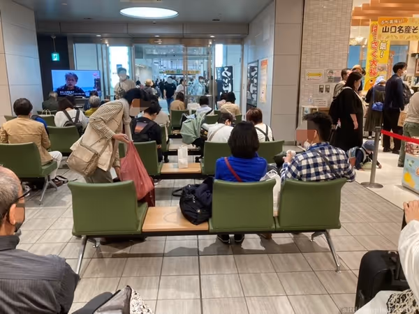 新幹線口 山口銘品館内の待合室の写真3