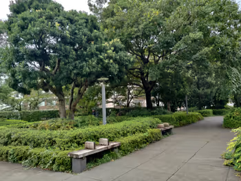 六本木駅檜町公園 お手洗い周辺の休憩場所その1