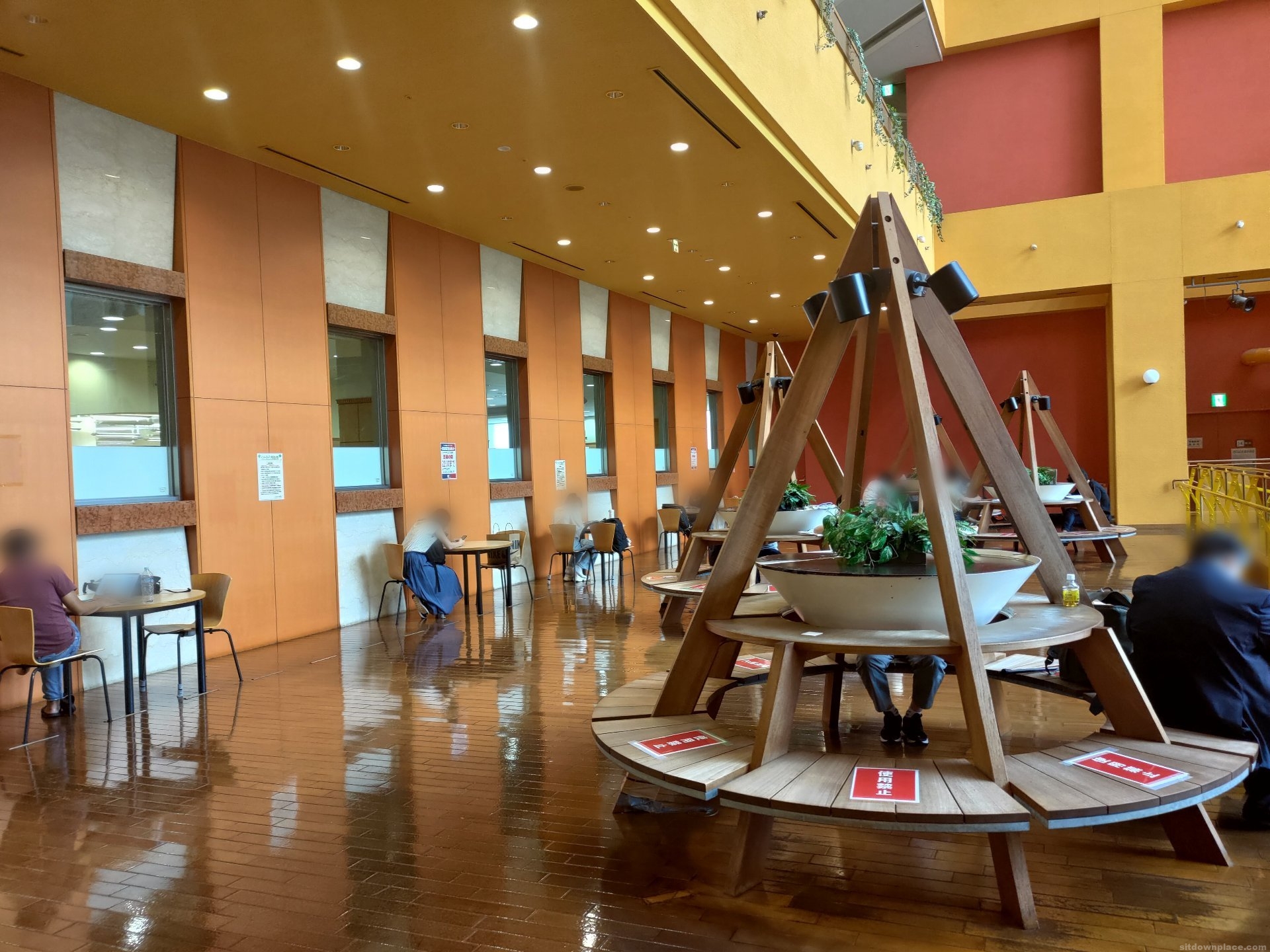 [桥本站] 桥本图书馆前 休息处 的照片 1