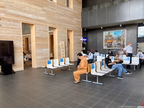 敦賀駅交流施設オルパーク 1階休憩所・ギャラリーの写真1