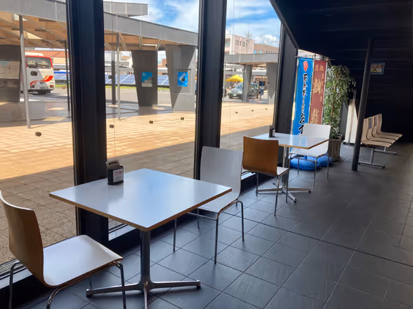 敦賀駅交流施設オルパーク 塩荘(土産店)・あまの(うどん・そば店)前の写真1