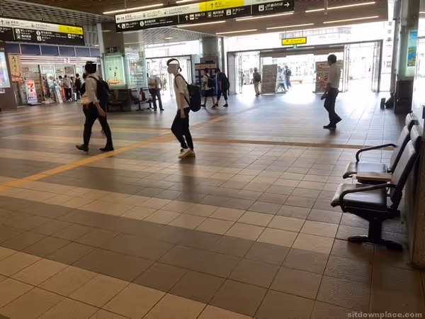 改札口前の写真1