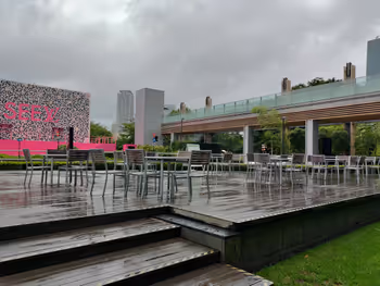 六本木車站東京Midtown Court Yard的休息地點之一