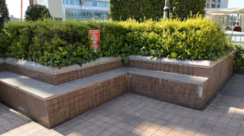 무사시우라와역 서쪽 출구 역 앞 데크의 휴식 장소 2