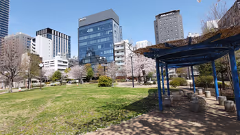 우치사이와이초역 미나미자쿠라 공원의 휴식 장소 1