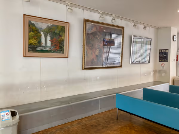 2階西出口付近の待合室の写真1