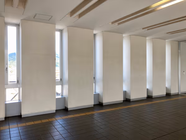 Photo of Nishimaizuru Station | Window side of the east-west passageway | Rest Spot 3