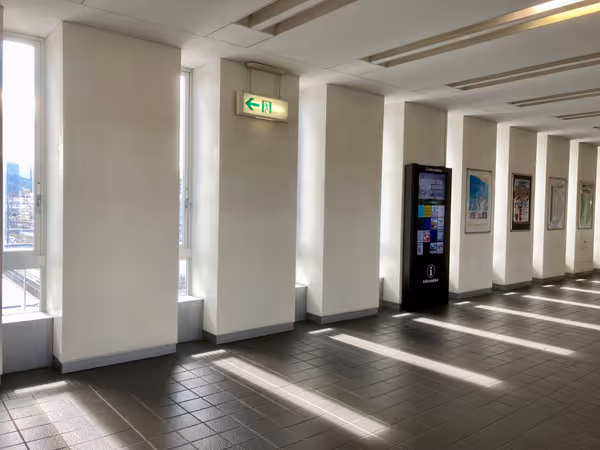 Photo of Nishimaizuru Station | Window side of the east-west passageway | Rest Spot 2