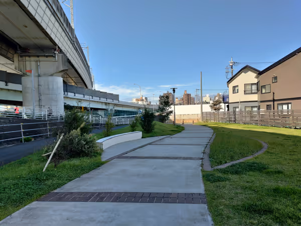 戸田橋 鉄道高架下広場の写真1