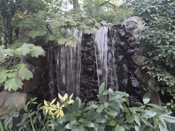 三越前駅TOKYO TORCH 親水空間の休憩場所その7