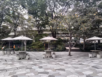 三越前駅TOKYO TORCH 親水空間の休憩場所その2