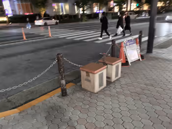 目黒駅クリスタルタワー付近歩道の休憩場所その1