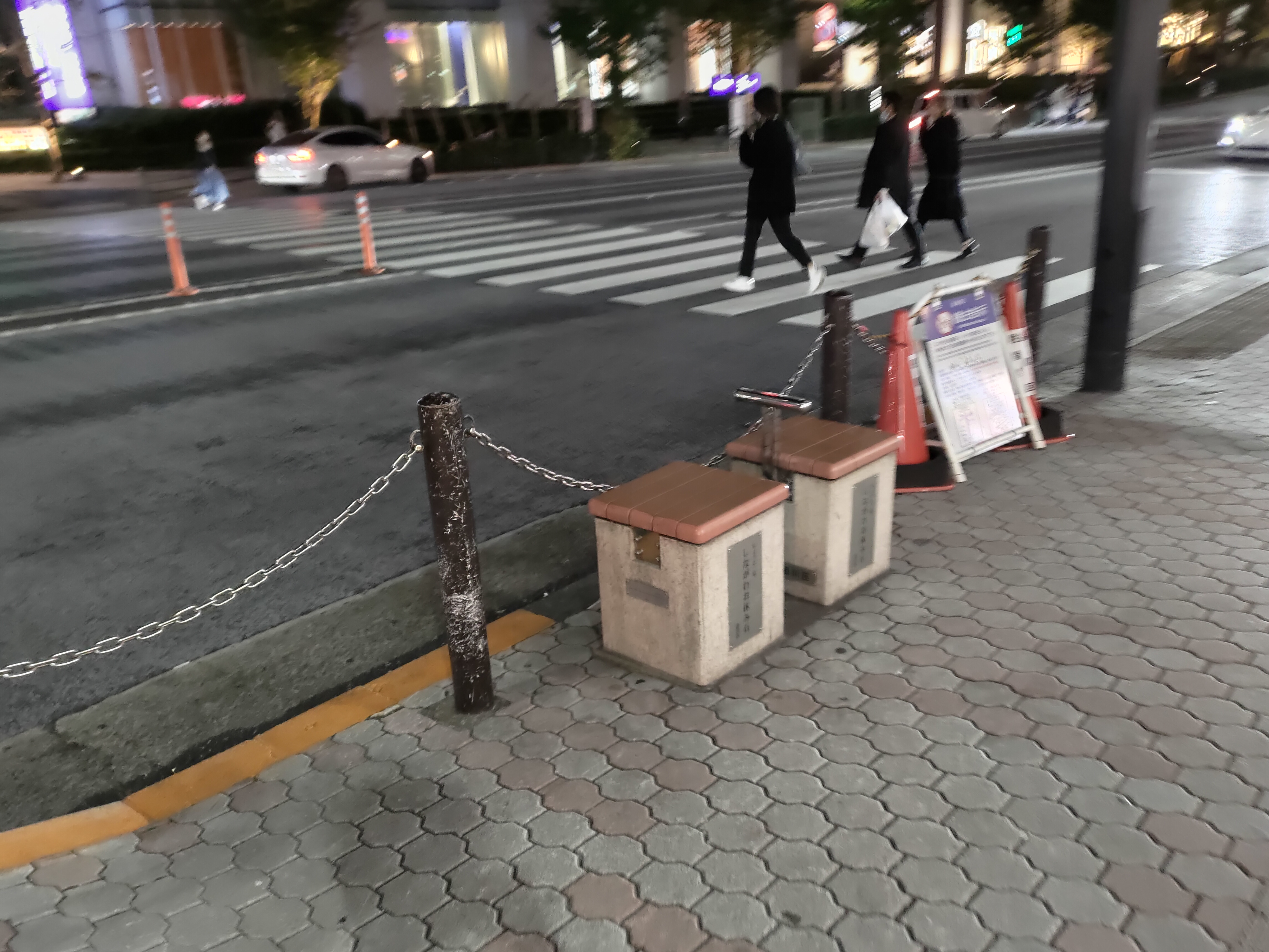 クリスタルタワー付近歩道の写真1