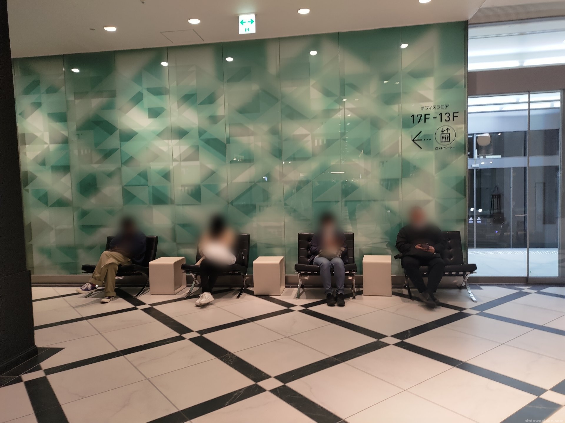 ミント神戸2F 歩道橋側出入口付近の写真1