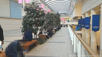 みなとみらいクイーンズスクエア2Fパシフィコ側通路の座れる休憩場所