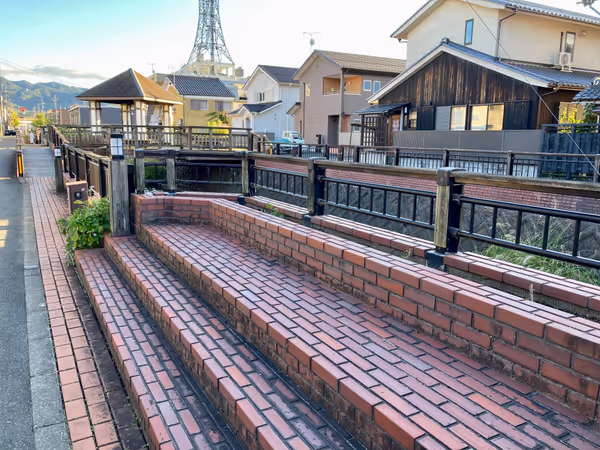 川沿いのレンガ造りの階段状腰掛けの写真1