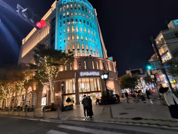 Rest area around the clock tower in front of Kyukyoryuchi-Daimarueki Station, part 1
