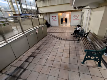 神戸三宮駅さんプラザ2F 太陽の広場の休憩場所その2