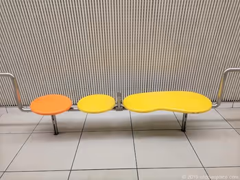 미나토미라이역 콘코스의 벤치