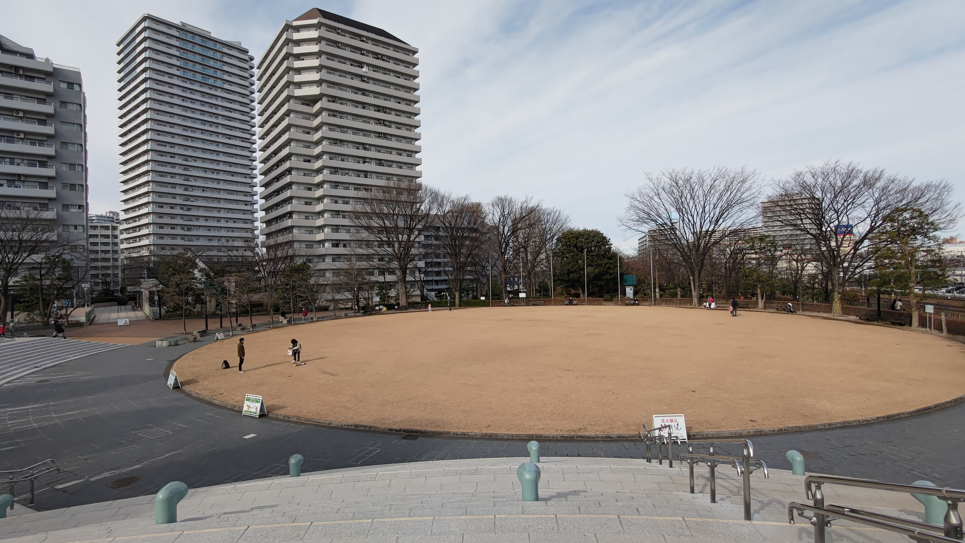[川口站] 莉莉亞公園 草坪周邊 休息處 的照片 1