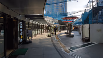 中野坂上車站PAO廣場的休息場所,其一