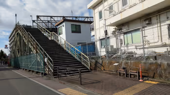 三鹰站太宰治相关的跨线桥导览板附近的休息场所其1