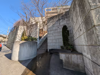 日吉本町駅赤門坂沿いの休憩場所その1