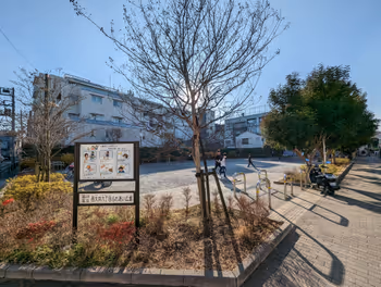 나카노부역 니시오이 6초메 후레아이 광장의 휴식 장소 1