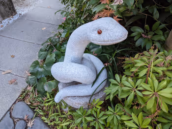 中延駅蛇窪神社境内の休憩場所その5