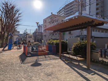 中延駅上神明児童遊園(立会道路側)の休憩場所その2