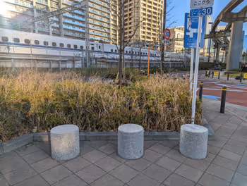 三田駅地下道出入り付近の休憩場所その2