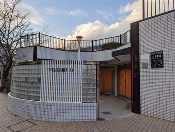 Rest area in Shimoishii Park near Tamachi Station, Part 4