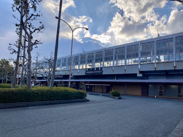 東口側バス停留所付近の写真1