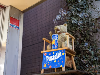 吉祥寺站 NIKITIKI 前紅色椅子計畫的休息場所其四